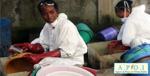 Quand le plastique protège l’environnement Publié par : APOI 21 avril 2015 Protéger l’environnement autrement. Implanté à Tamatave depuis 2010, Ecologie et aide sociale (ECO-AID) est une société spécialisée dans le traitement des déchets plastiques. 10 employés travaillent avec le gérant, Jean Louis Bezandry, pour faire tourner cette entreprise écologique. Le métier consiste à trier, à nettoyer et à broyer les matériaux plastiques pour les revendre ensuite.