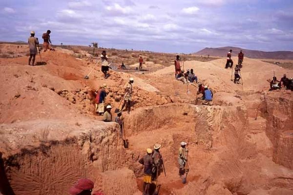 Saphir d’Ilakaka: Le plus gros gisement mondial, sans bénéfices pour le pays