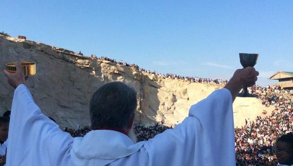 La messe de l’Ascension célébrée par le père Pedro