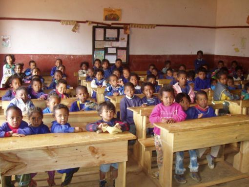 Education: 3 enfants sur 10 terminent le primaire