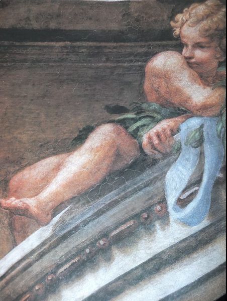 Putto de gauche sur l'arc est.