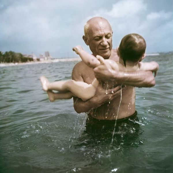 Pablo Picasso joue dans l’eau avec son fils Claude près de Vallauris, France 1948