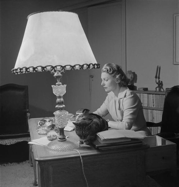 Simonde Renant à son bureau avec son chat -Lévin Sam