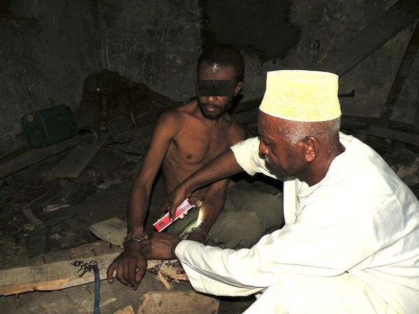 Lorsqu'il s'absente, Mohamed Ali attache Kamal dans cette cave, de peur qu'il ne devienne violent. Le pauvre dément se laisse faire, inconscient de la situation inhumaine à laquelle il est soumis.