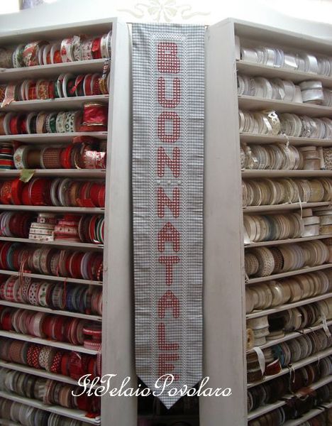 "Buon Natale" ricamato a Broderie Suisse