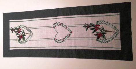Bordo in lino con i cuori stampati per il runner delle feste