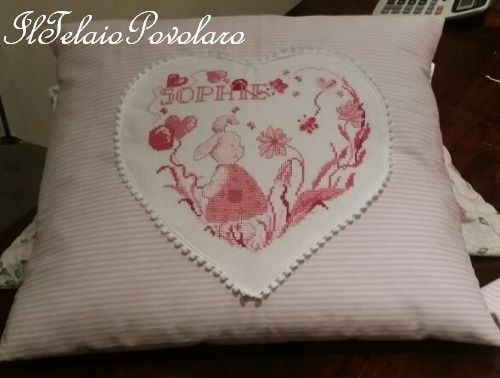Ancora per una bebè un grazioso cuscino con un cuore ricamato ed applicato