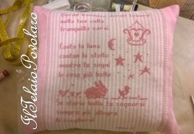 ... ed un secondo con una ninna nanna ricamata su bordo in lino