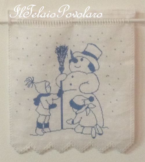 Un pupazzo di neve ... ricamato su bordo in lino a pois