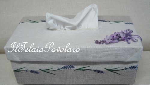 Una scatola porta cleenex - ed un bordo in lino con la lavanda