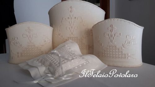 Una parure di lampade ed un cuscinetto da sposa, a punto antico