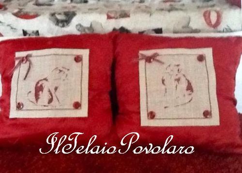 ... E due gattini ricamati ... per cambiare l'aspetto dei due cuscinotti di Chiara