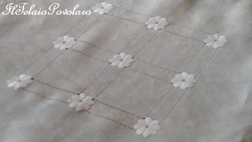 Ancora lino, orlo a giorno e punto reale per un centro tavola??