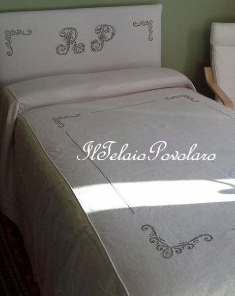 Iniziali per la testiera ed una cornice per il copriletto