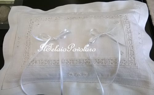 Reticello, punto quadro, punto vapore ed orlo a giorno per un cuscinetto da sposa