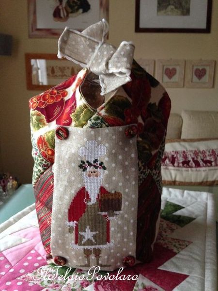 Un porta panettone con la ''babba'' pasticcera ... a punto croce