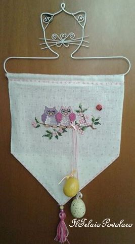 ... Primavera è .. Un bordo in lino per un pannellino con 2 gufetti su un ramo di ..
