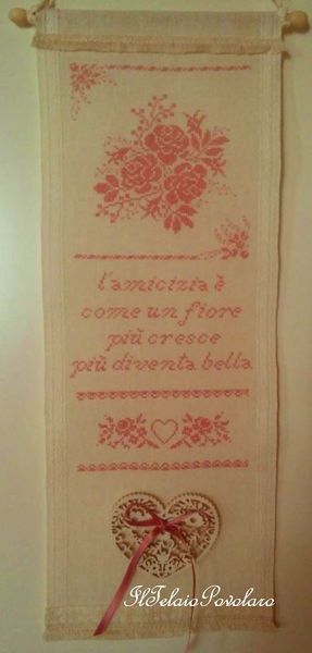 Un bordo in lino, per un pannello con rose ''rosa'' dell'amicizia