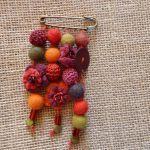 crochet,laine cardée, boutons, fleurs...