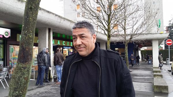 Arbi Rezgui photographié en février 2015 devant le centre commercial des Pyramides, aux Minguettes, d’où partira sa marche. ©LB/Rue89Lyon