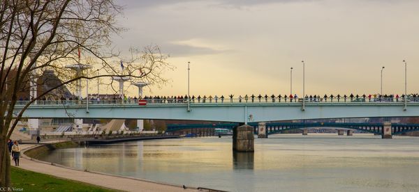 Des centaines de personnes forment une chaîne humaine à Lyon