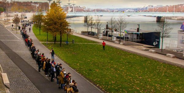 Des centaines de personnes forment une chaîne humaine à Lyon