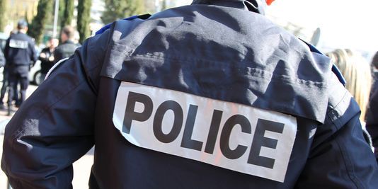 Vidéos-Regardez cette vidéo choquante ou un policier frappe violement un jeune pendant la manif sur la Loi travail