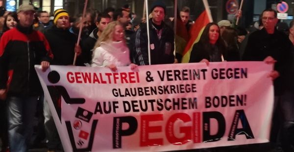 Kathrin Oertel, habillée en blanc sur la photo lors d'une manifestation du mouvement islamophobe "Pégida"