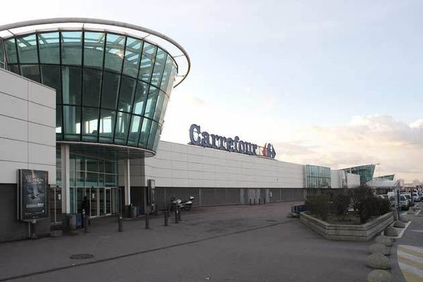 Vénissieux : Des membres de "Nuit Debout" ont mènés une action à l'hyper Carrefour, consommation de denrées sur place. Ils invoquent invoquant un article du code civil qui le permettrait !