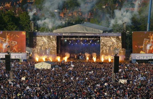 Des milliers de personne au Parc Victoria pour l'équipe de Leicester city