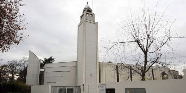 VIDÉO. Petit exemple des courriers racistes adressés à la Grande Mosquée de Lyon.Extrait de l'émission "Complément d'enquete"