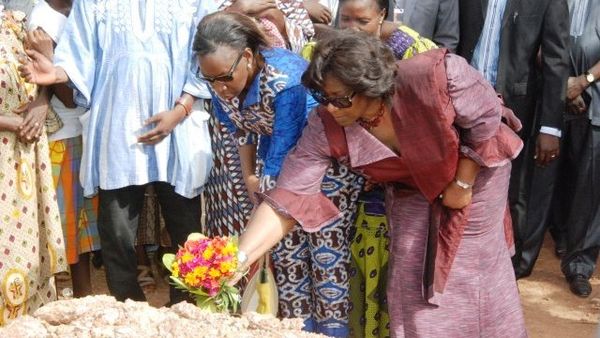 Mariam Sankara sur la tombe des martyrs