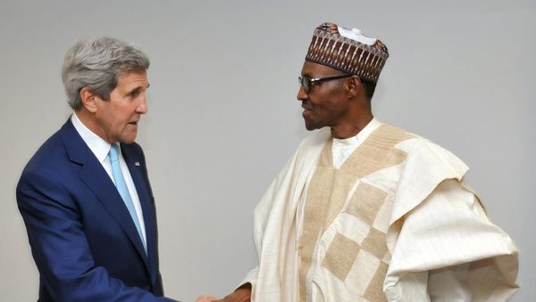 Le secrétaire d'Etat américain et Muhammadu Buhari lors de l'investiture de ce dernier, le 29 mai 2015.