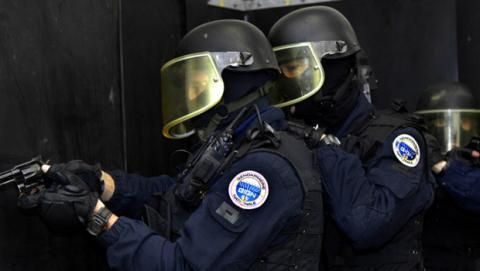 Deux gendarmes du GIGN,