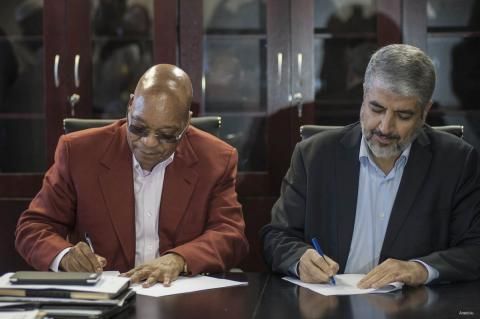 Le président sud-africain Jacob Zuma (G) et Khaled Mechaal (D), le chef en exil du Hamas, au pouvoir dans la bande de Gaza
