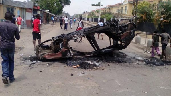 Barricade lors d'une manifestation pour dire «non» au changement de Constitution, le 20 octobre 2015, à Brazzaville.