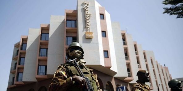Des forces de sécurité maliennes devant le Radisson blu, le 21 novembre à Bamako. © Jerome Delay/AP/SIPA