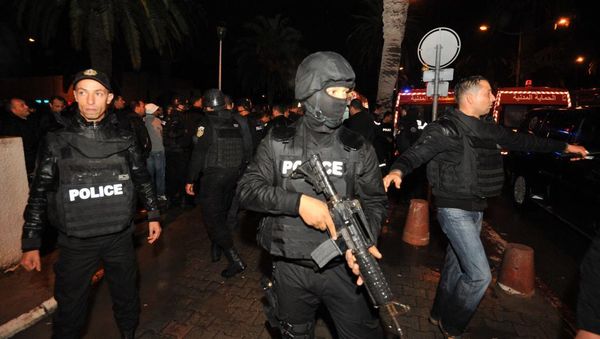 La police tunisienne sécurise la zone après un attentat qui a ciblé un bus d ela Garde présidentielle, le 24 novembre 2015.