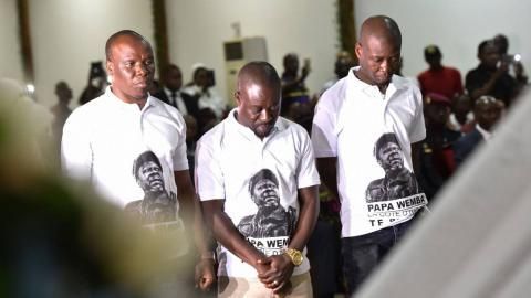 Les membres du groupe ivoirien Magic System rendent hommage à Papa Wemba, le 27 avril 2016 à Abidjan. © Issouf Sanogo/AFP