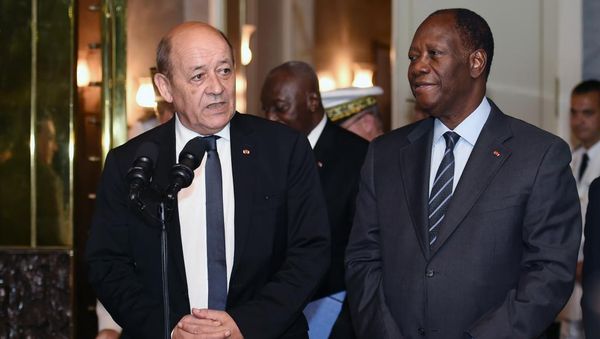 Le président ivoirien Alassane Ouattara et le ministre français de la Défense Jean-Yves Le Drian