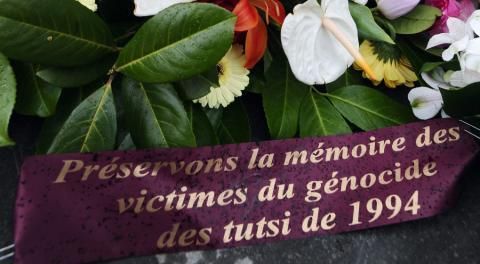 Gerbe de fleurs à la mémoire du génocide Rwandais