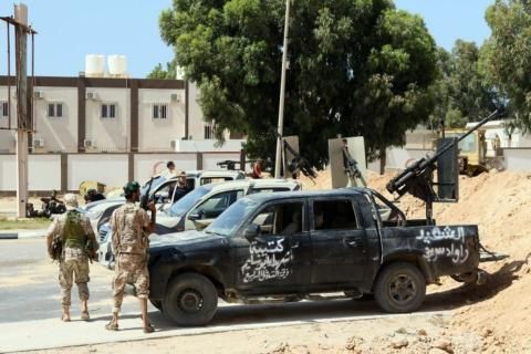 Les forces gouvernementales libyennes prennent position à Syrte, le 11 juin 2016 pour combattre les jihadistes de l'EI.