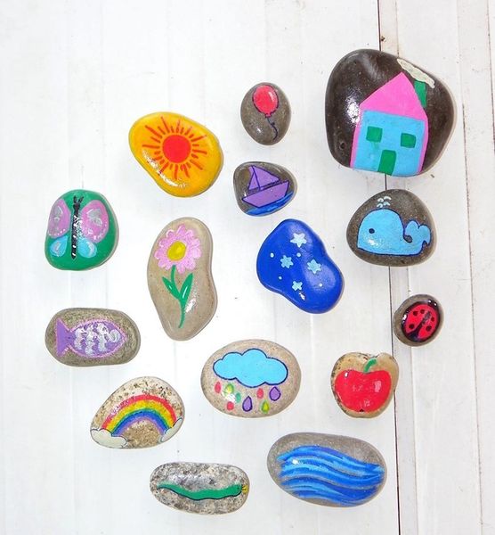 http://plume-echevelee.over-blog.com/2015/05/peinture-sur-galets.html