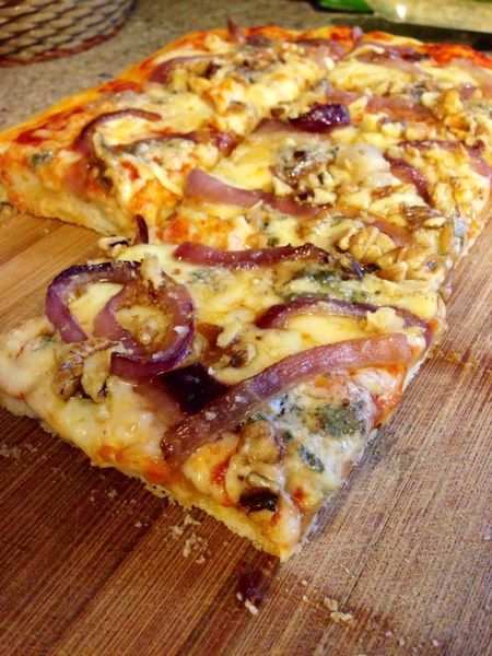 Pizza au fromage bleu, noix de Grenoble et oignons caramélisés