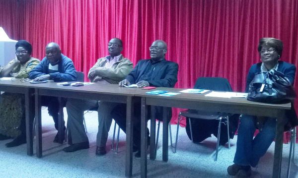 Le bureau de l'Amicale Lipopo et l'abbé Kibuila (en lunettes). Photo Cornelis Nlandu