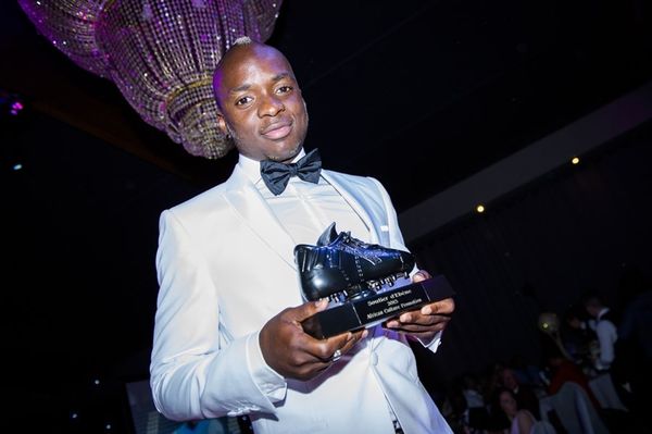 Neeskens Kebano tenant le Soulier d'ébène