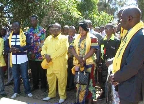 Kyungu wa Kumwanza (en jaune) avec des cadres de l'UNAFEC