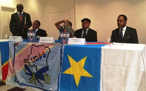 Etienne Tshisekedi, au milieu en chapeau