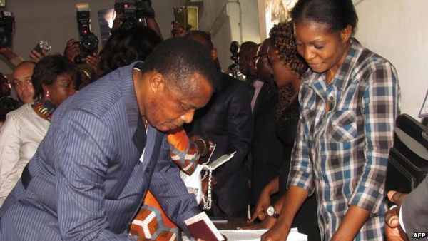 Sassou Ngouesso au bureau de vote