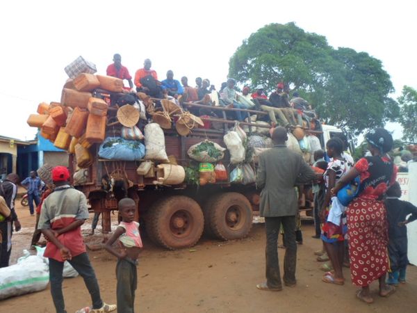Un camion à la gare routière de Kindamba, au Kongo Central